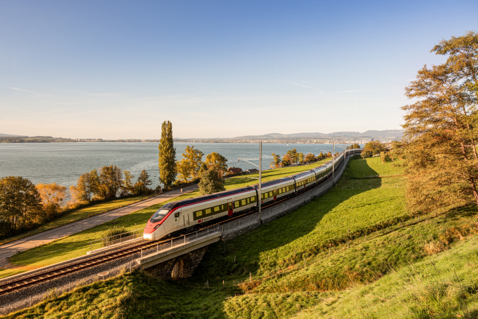 Ein Giruno-Zug am Zugersee (Foto: © Swiss Travel System AG / Dominik Baur) Ein Giruno-Zug am Zugersee