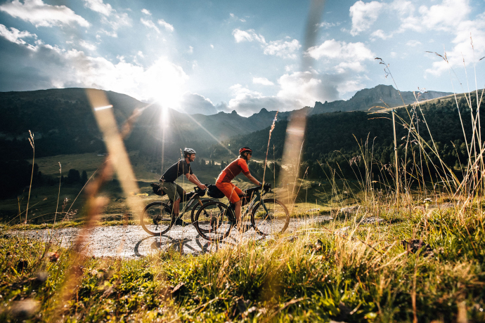 Gravelbiker auf dem Pass da Costaines ( Foto: © Jens Scheibe) Gravelbiker auf dem Pass da Costaines zwischen dem Val Müstair und dem Unterengadin