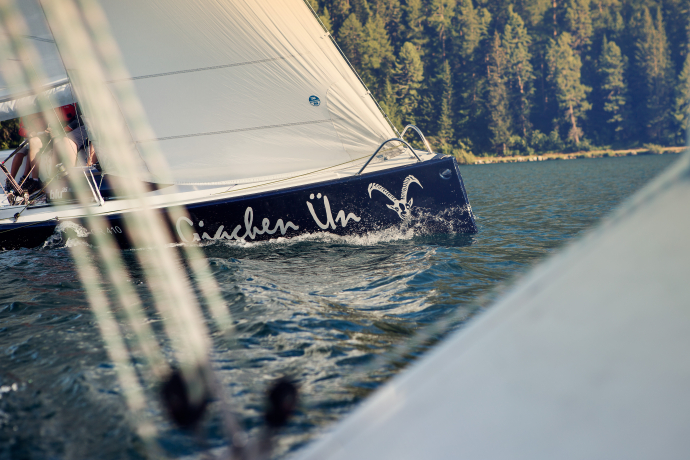 Giachen fährt auch mit, aber wo ist Gian abgeblieben? (Foto: © Engadin Tourismus AG) Ein Segelboot mit dem Namen Giachen auf einem Oberengadiner See