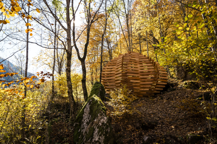 Kunstinstallation als Begegnung zwischen Kultur und Natur (Foto: © Schweiz Tourismus / Daniel Loosli) Kunstinstallation aus Holz in einem Waldstück in der Val Calanca