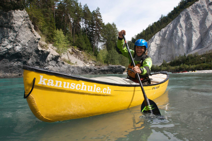 Imposante Kalkwände säumen den Weg durch die Rheinschlucht (Foto: © Surselva Tourismus AG / nordlichtphoto.com) Ein Kanufahrer paddelt durch die Rheinschlucht