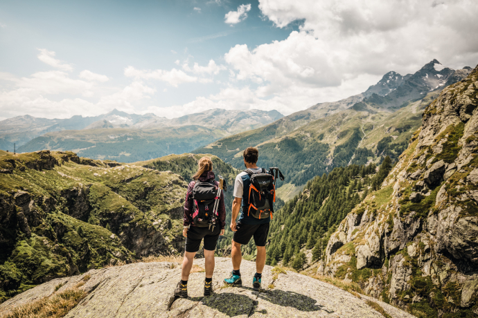 Aussicht in die Val San Giacomo (Foto: © Schweiz Tourismus / Ivo Scholz) Ein junges Wanderpaar auf dem Weitwanderweg viaSpluga blickt in die Val San Giacomo