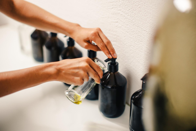 Hotel Schweizerhof Lenzerheide (Foto: © Sandra Marusic) Eine Frau lässt für eine Wellnessbehandlung eine Flüssigkeit in ein Glässchen