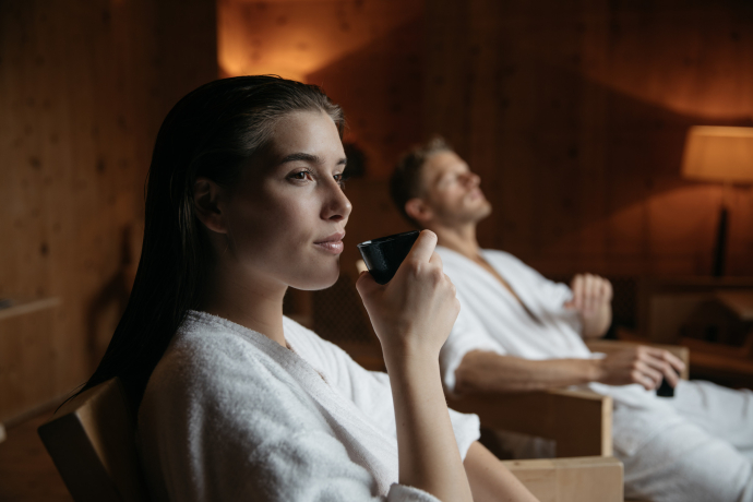 Mineralbad & Spa Samedan (Foto: © Aqua-Spa-Resorts AG / Maria Birrer) Ein junges Paar in Bademänteln entspannt sich im Mineralbad & Spa Samedan