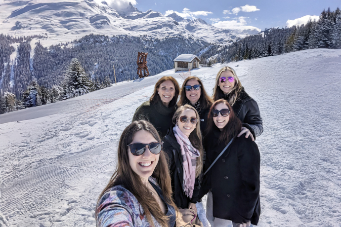 Der Tourismus im Ferienkanton Graubünden entwickelt sich weiterhin erfolgreich. 2024 ist das zweitbeste Tourismusjahr seit 2010, wie aus der jüngsten Logiernächtestatistik hervorgeht. Vor allem die Nachfrage aus den Fernmärkten sorgt für Wachstum im Tourismussektor. Graubünden Ferien ist mit Partnerhotels in den Märkten präsent. Der Tourismus im Ferienkanton Graubünden entwickelt sich weiterhin erfolgreich. 2024 ist das zweitbeste Tourismusjahr seit 2010, wie aus der jüngsten Logiernächtestatistik hervorgeht. Vor allem die Nachfrage aus den Fernmärkten sorgt für Wachstum im Tourismussektor. Graubünden Ferien ist mit Partnerhotels in den Märkten präsent.