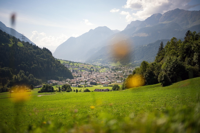 Das Dorf Poschiavo liegt nur wenige Kilometer von der italienischen Grenze entfernt und überrascht mit kultureller Vielfalt(Foto: © Marco Hartmann) Blick auf das Dorf Poschiavo inmitten der Sommerlandschaft der Valposchiavo