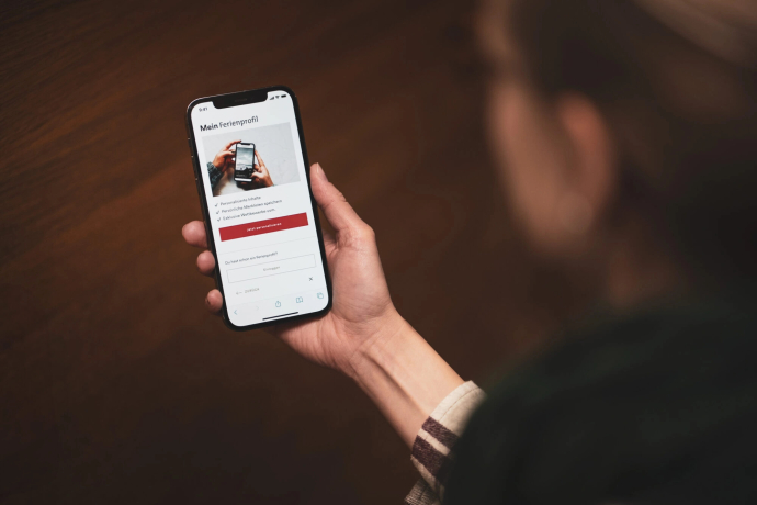 Ein Smartphone zeigt das Ferienprofil Graubünden mit personalisierten Reiseempfehlungen