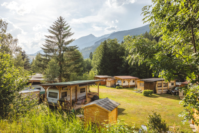 Kleiner, familienfreundlicher Platz am Rand von Filisur – idealer Ausgangspunkt für Entdeckungstouren im Albulatal (Foto: © Roman Huber) Camping Islas in Filisur mit Stellplätzen für Wohnmobile und viel Grün
