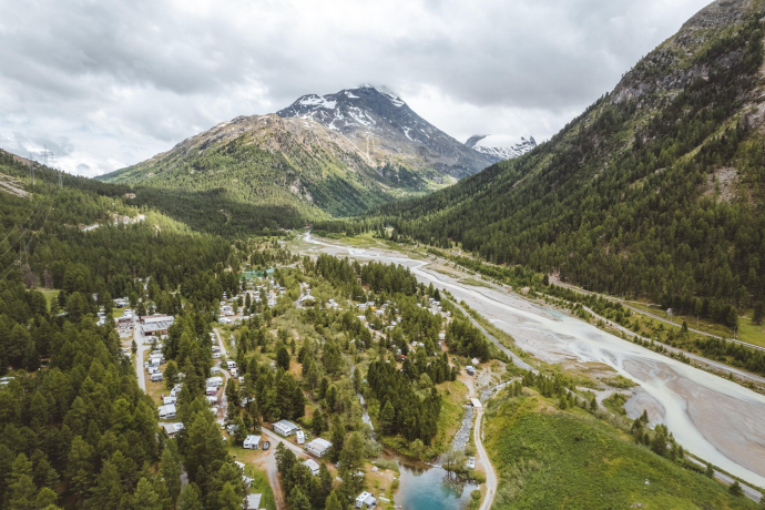 Naturnaher Campingplatz mit Blick auf Gletscher und Berge – Ausgangspunkt für Wanderungen im Bernina-Gebiet (Foto: © Roman Huber) Camping Morteratsch in Pontresina zwischen Wald und Gletscherfluss