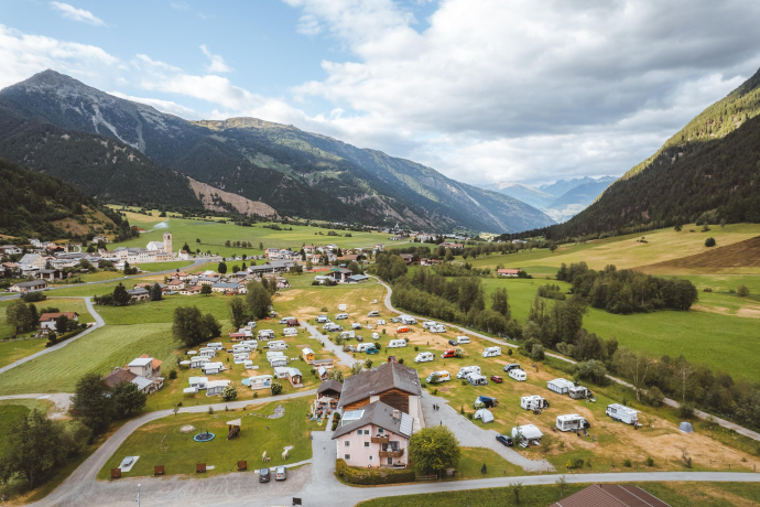 Ruhig gelegener Platz nahe des Schweizerischen Nationalparks – ideal für Natur- und Wanderfans (Foto: © Roman Huber) Camping Muglin im Val Müstair mit Stellplätzen und Alpenpanorama