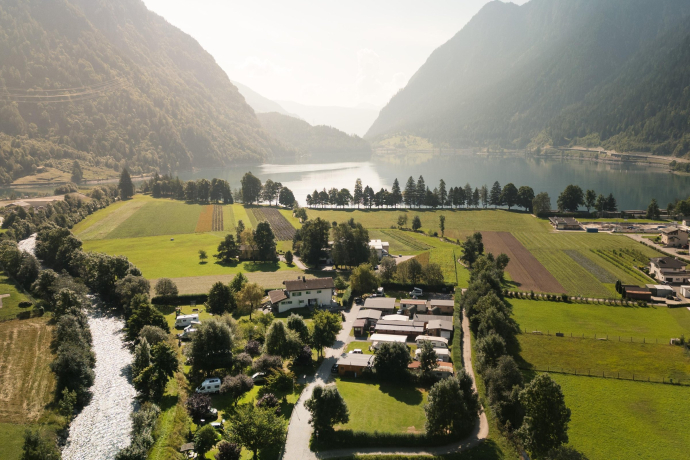 Zwischen See und Bergen: Camping Cavresc in Le Prese in der Valposchiavo (Foto: © Marco Hartmann) Camping Cavresc in Le Prese mit Blick auf den Lago di Poschiavo