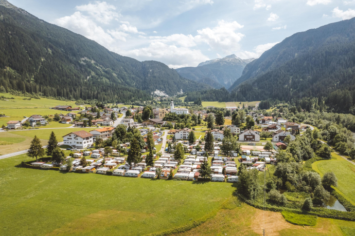 Zentral im Dorf gelegen und unweit der Mineralbäder – perfekt für Erholung und Ausflüge ins Rheinwald (Foto: © Roman Huber) Camping Andeer inmitten der Berge mit Stellplätzen und Bäumen