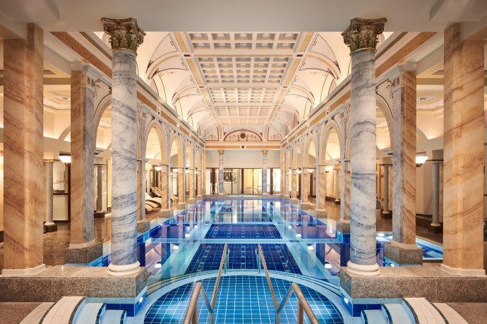 Das im 19. Jahrhundert erbaute Helenabad im Grand Resort Bad Ragaz bietet luxuriöse Thermalwasserbecken in historischem Ambiente (Foto: © Grand Resort Bad Ragaz) Historisches Helenabad im Grand Resort Bad Ragaz mit Marmorsäulen und Thermalwasserbecken