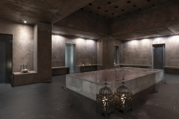 Hamam im Hotel Schweizerhof Lenzerheide – orientalisches Ambiente für entspannende Wärmezeremonien (Foto: © Dolores Rupa) Hamam im Hotel Schweizerhof Lenzerheide mit zentralem Steinblock und orientalischen Laternen