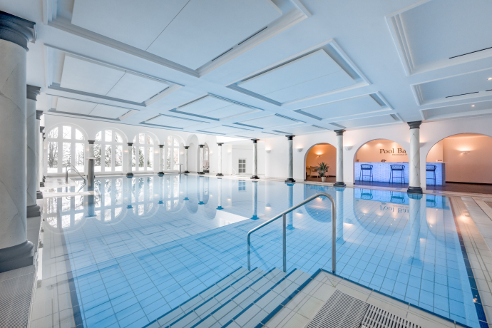 Indoor-Pool im Relais & Châteaux Chasa Montana in Samnaun (Fotoquelle: Relais & Châteaux Chasa Montana) Indoor-Pool mit klassisch-eleganter Architektur im Relais & Châteaux Chasa Montana in Samnaun