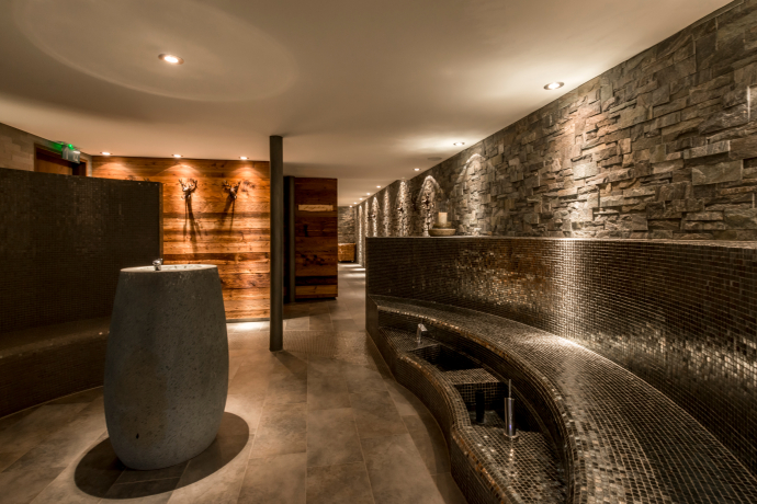 Bergspa im La Val Hotel & Spa Brigels – alpines Ambiente mit Naturmaterialien für wohltuende Entspannung (Foto: © La Val Hotel & Spa) Bergspa im La Val Hotel & Spa Brigels mit Natursteinwänden und stilvoller Beleuchtung