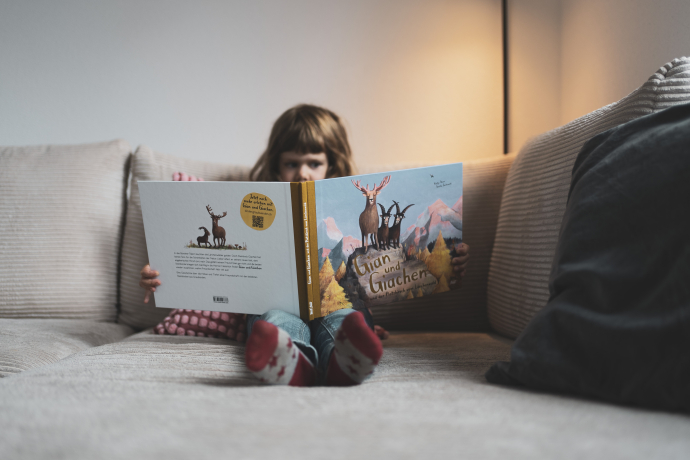 Ein neues Abenteuer: Mit «Gian & Giachen und der Platzhirsch vom Lärchenwald» ist das fünfte Kinderbuch der bekannten Steinböcke erschienen. © Graubünden Ferien  Ein neues Abenteuer: Mit «Gian & Giachen und der Platzhirsch vom Lärchenwald» ist das fünfte Kinderbuch der bekannten Steinböcke erschienen. © Graubünden Ferien