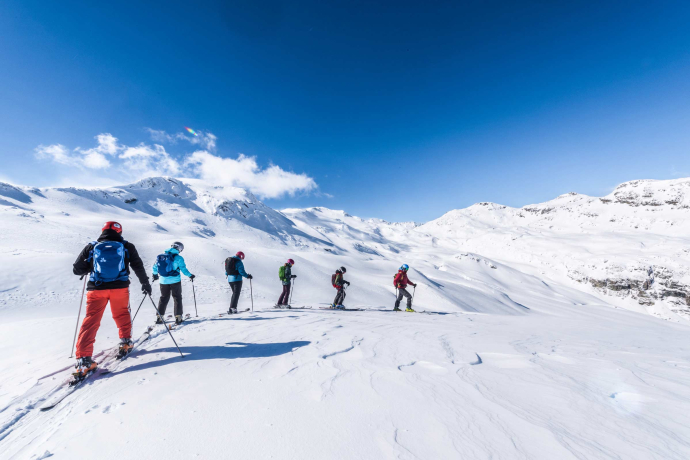 Skitourengänger in Savognin Bivio Albula (Foto: © Tourismus Savognin Bivio Albula AG / Mattias Nutt) Skitourengänger in Savognin Bivio Albula (Foto: © Tourismus Savognin Bivio Albula AG / Mattias Nutt)