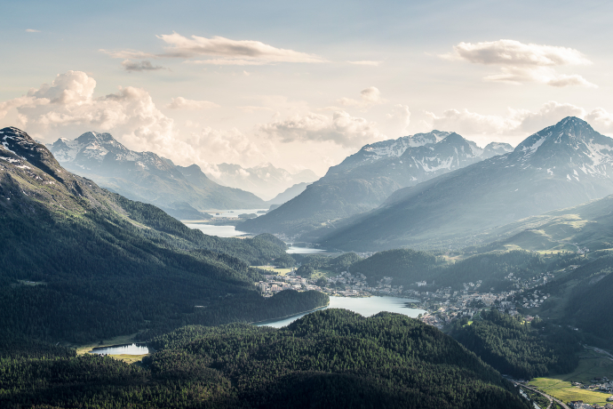 Aussicht auf die Oberengadiner Seenplatte von Muottas Muragl (Foto: © Graubünden Ferien / Andrea Badrutt) Aussicht auf die Oberengadiner Seenplatte von Muottas Muragl