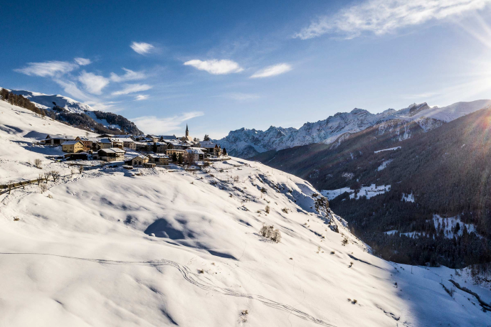 Bergdorf Guarda im Winter (Foto: © Tourismus Engadin Scuol Samnaun Val Müstair AG / Andrea Badrutt) Bergdorf Guarda im Winter (Foto: © Tourismus Engadin Scuol Samnaun Val Müstair AG / Andrea Badrutt)