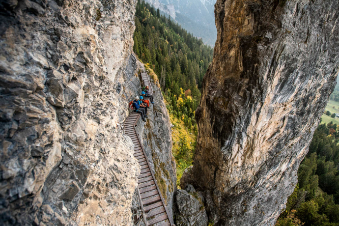 Gäste auf dem Klettersteig Pinut in Flims (Foto: © LAAX) Gäste auf dem Klettersteig Pinut in Flims (Foto: © LAAX)