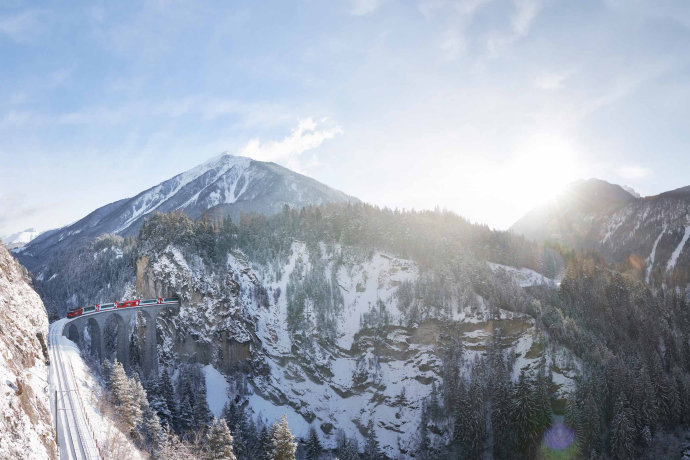 Der Glacier Express fährt über das Landwasserviadukt (Foto: © Rhätische Bahn, Stefan Schlumpf) Der Glacier Express fährt über das Landwasserviadukt (Foto: © Rhätische Bahn, Stefan Schlumpf)