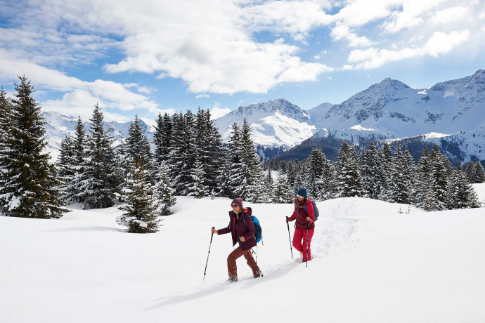 Zwei Schneeschuhwanderer auf der Prätschalp (Foto: © Nina Mattli, Arosa Tourismus) Zwei Schneeschuhwanderer auf der Prätschalp (Foto: © Nina Mattli, Arosa Tourismus)