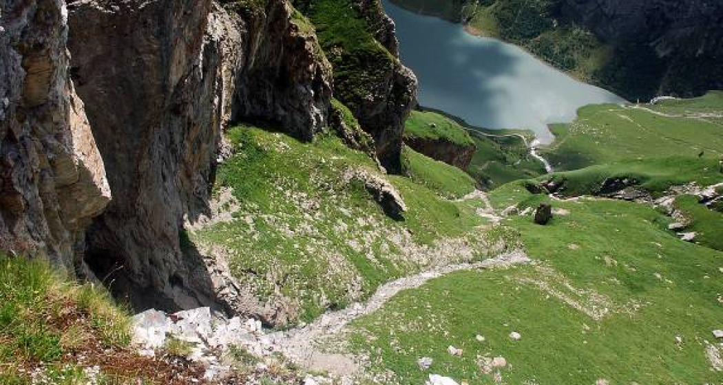 Blick ab Camona zum Panixer-Pass hinunter Blick ab Camona zum Panixer-Pass hinunter
