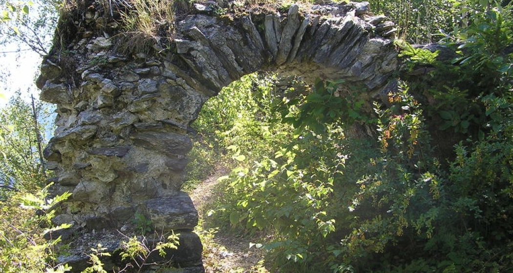 Burgruine Schwarzenstein, Obersaxen Burgruine Schwarzenstein, Obersaxen
