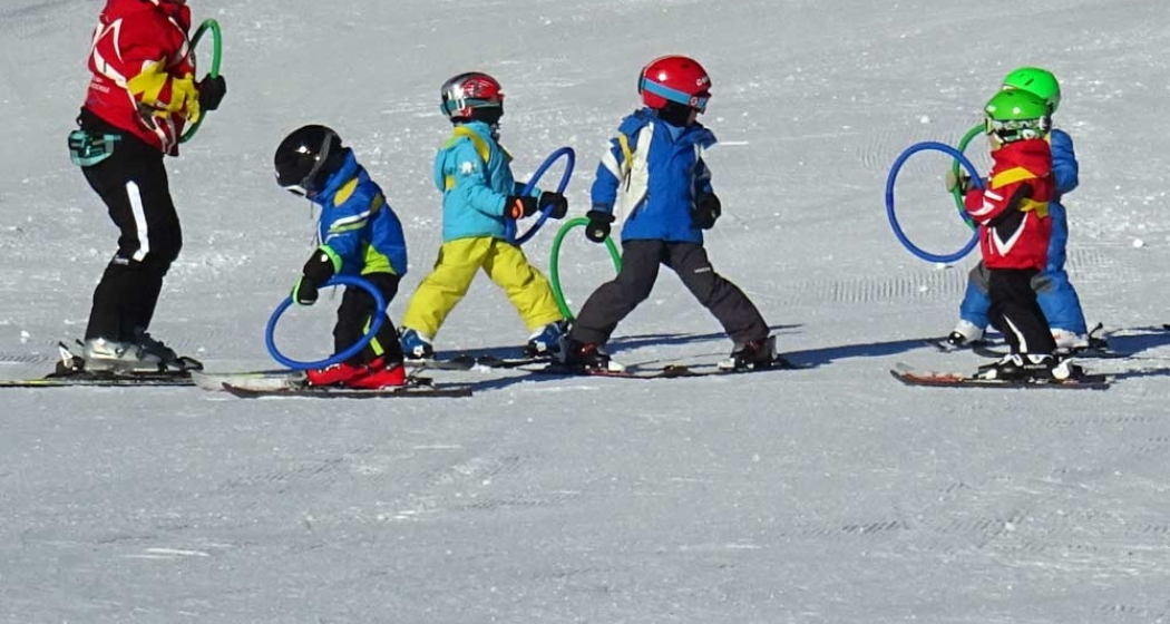 Skischüler beim Unterricht in Pany Skischüler beim Unterricht in Pany