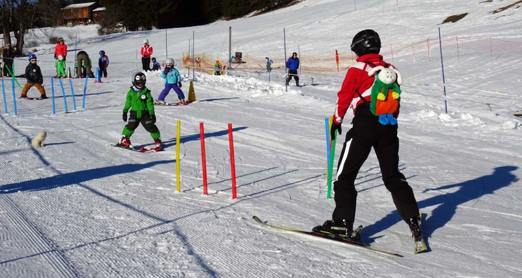 Skischüler beim Unterricht in Pany Skischüler beim Unterricht in Pany