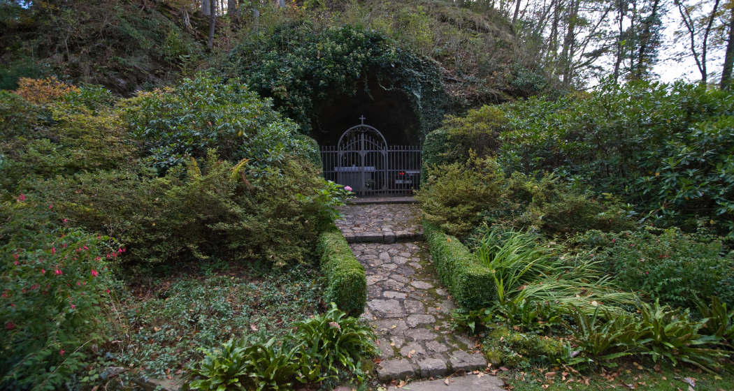 Eingang zur Lourdes-Grotte bei Berschis Eingang zur Lourdes-Grotte bei Berschis