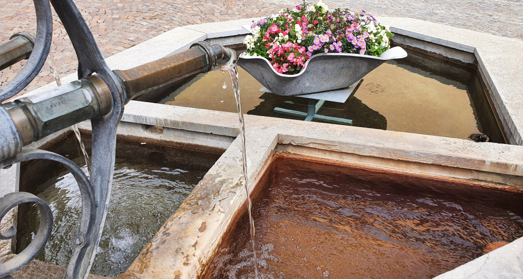 Mineralwasser der Sotsass-Quelle am Dorfbrunnen Bagnera Mineralwasser der Sotsass-Quelle am Dorfbrunnen Bagnera