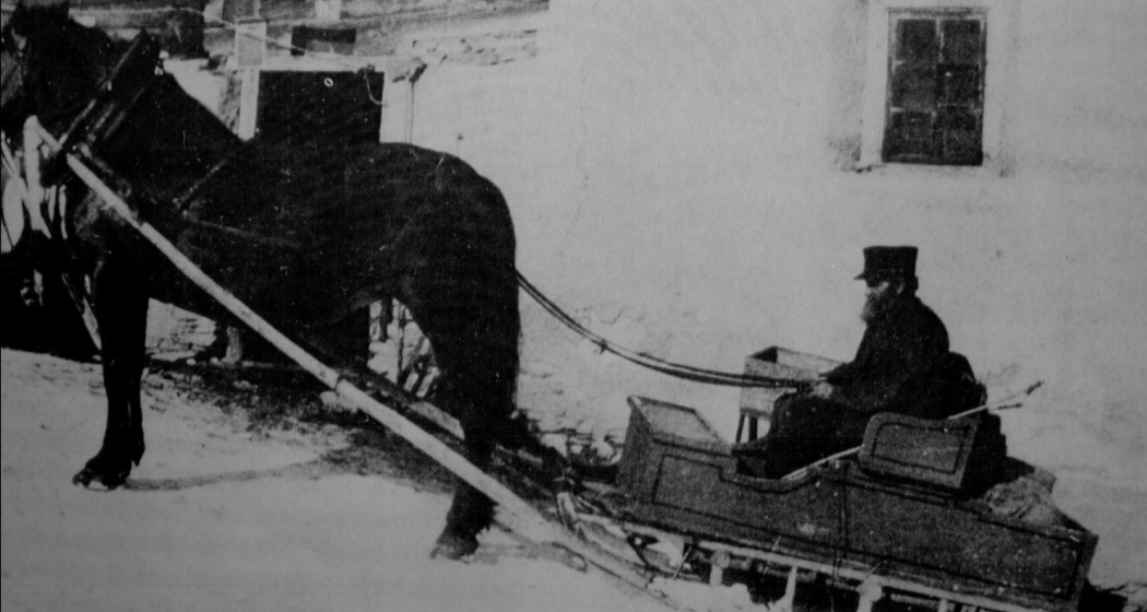 Verteilung der Post durch den «Post-Öhi» mit dem Pferdeschlitten von Safien Platz nach Thalkirch. (Bild: Bibliothek Safien) Verteilung der Post durch den «Post-Öhi» mit dem Pferdeschlitten von Safien Platz nach Thalkirch. (Bild: Bibliothek Safien)