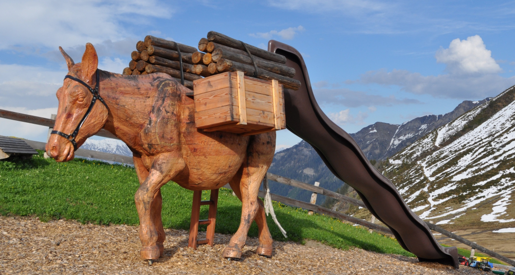 Säumerspielplatz beim Gasthaus Beverin (Bild: Naturpark Beverin) Säumerspielplatz beim Gasthaus Beverin (Bild: Naturpark Beverin)