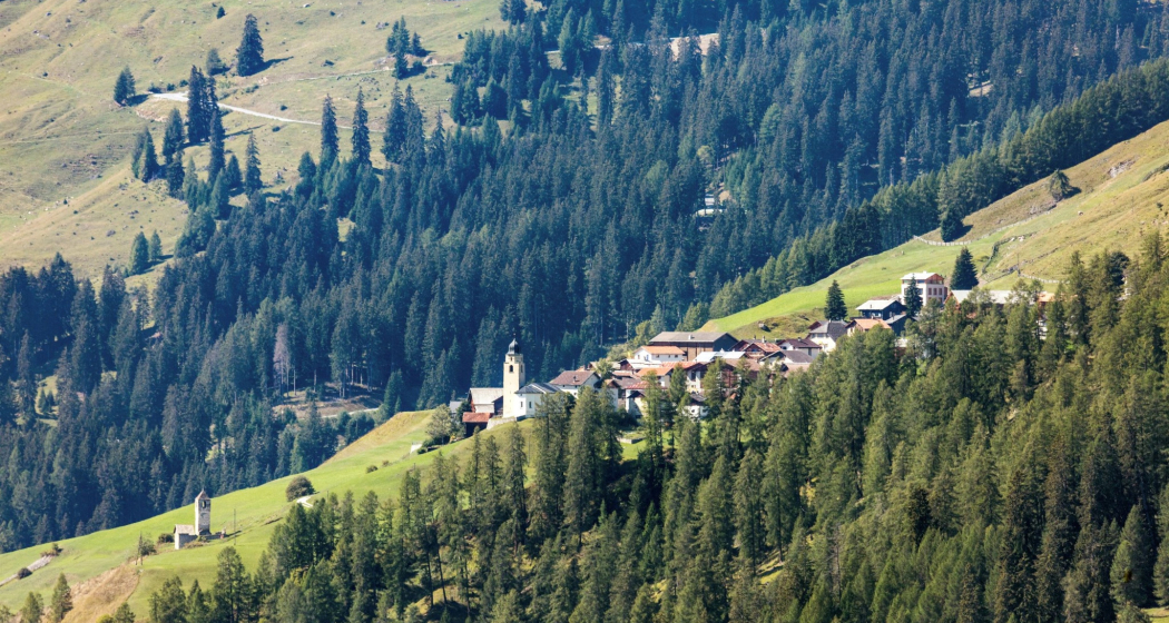 Gut sichtbar die Ruinen der alten St. Antoniuskirche und die neue reformierte Kirche Gut sichtbar die Ruinen der alten St. Antoniuskirche und die neue reformierte Kirche