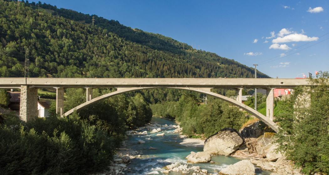 Das Foto zeigt die alte Rheinbrücke in Tavanasa Das Foto zeigt die alte Rheinbrücke in Tavanasa