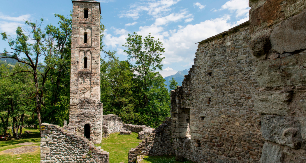 Innenaufnahme der Burganlage Jörgenberg in Waltensburg. Innenaufnahme der Burganlage Jörgenberg in Waltensburg.