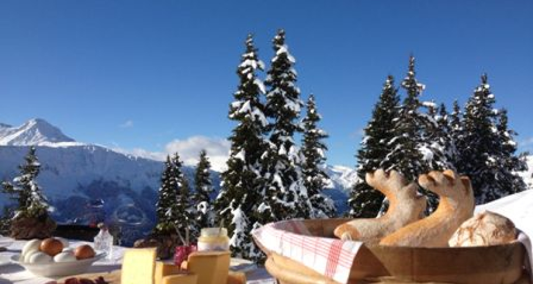 Frühstücksbuffet auf der Terrasse Frühstücksbuffet auf der Terrasse