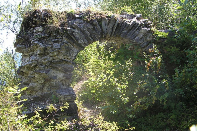 Burgruine Schwarzenstein, Obersaxen Burgruine Schwarzenstein, Obersaxen