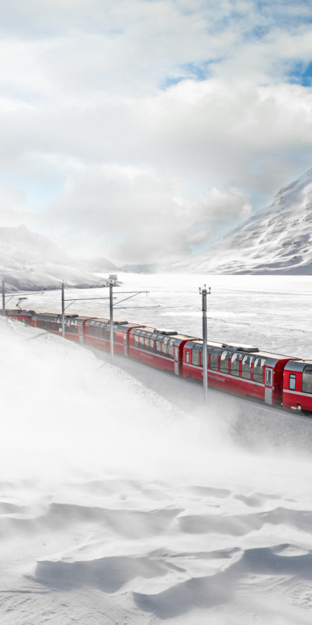 Il Bernina Express percorre un paesaggio coperto di neve al Lago Bianco