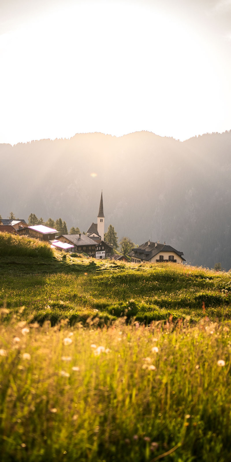 Aussicht auf das Bergdorf Tenna im Safiental