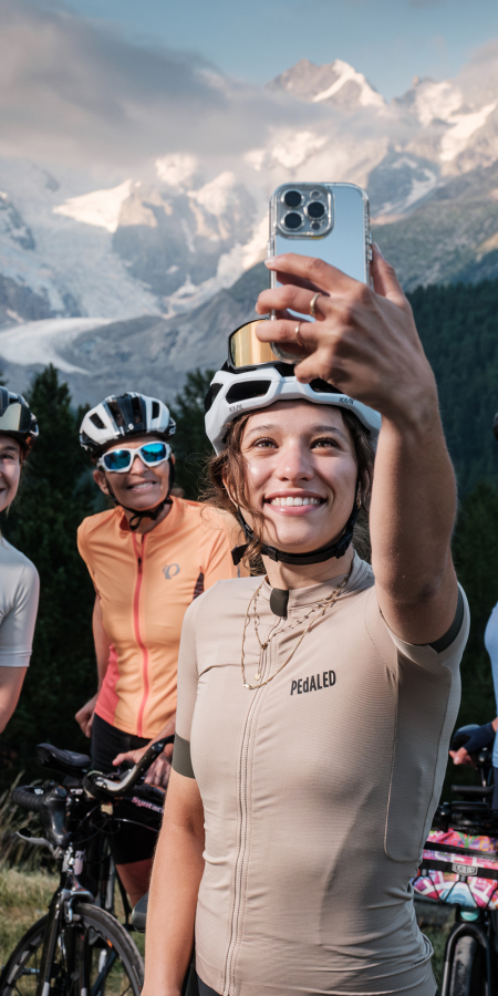 Frauen auf Mountainbikes, eine macht ein Selfie mit ihren Freundinnen vor dem Morteratschgletscher