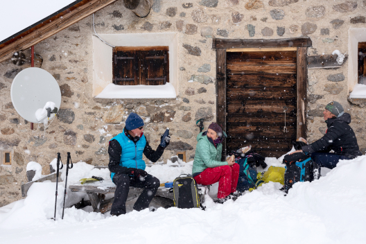 Lunch break on Alp Astras (Photo: © Thalia Wünsche, Graubünden Ferien) Lunch break on Alp Astras (Photo: © Thalia Wünsche, Graubünden Ferien)