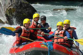 River rafting on the Inn near Scuol (Photo: © Andrea Badrutt) A rubber dinghy with five smiling men on the River Inn in the Engadin