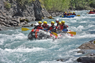 River rafting on the Landquart (Photo: © WasserchRaft GmbH) Three rubber dinghies river rafting in the Landquart rapids