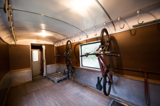 Mountainbikes sicher aufgehängt im Zugabteil Mountainbikes hängen kopfüber in einem Fahrradabteil eines Zuges