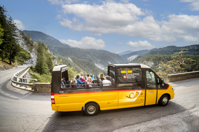 Rheinschlucht/Ruinaulta-Bus (Foto: © Naturpark Beverin / Reiner Schilling) Rheinschlucht/Ruinaulta-Bus