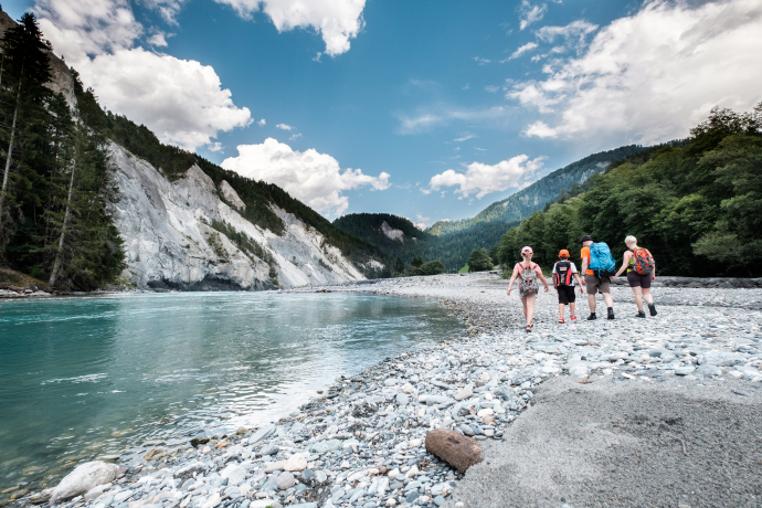 Eine Familie wandert durch die Rheinschlucht (Foto: © Graubünden Ferien / Boris Baldinger) Eine Familie wandert durch die Rheinschlucht