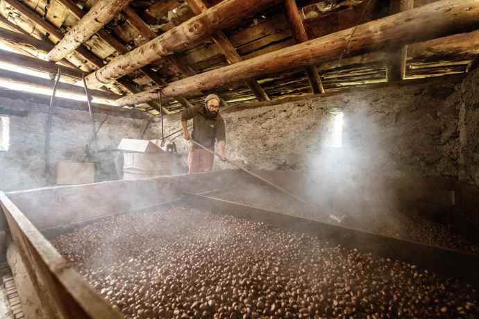 In the "Cascine", the traditional smoking huts of the Bregaglia Valley, chestnuts are gently dried over several weeks (Photo: © Switzerland Tourism / Rob Lewis Photography) Giacomo Waltenspühl smokes chestnuts in a traditional "Cascine" in the Bregaglia Valley